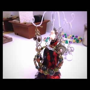 Sold!5 pairs of dangle earrings! Pretty bunch!
