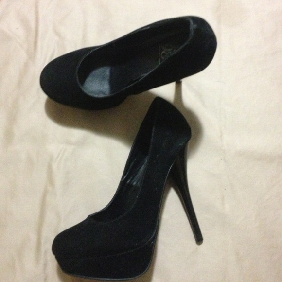 High Heels - Picture 2 of 2