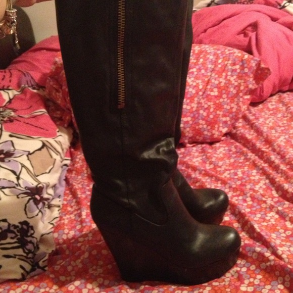 Black wedge boots