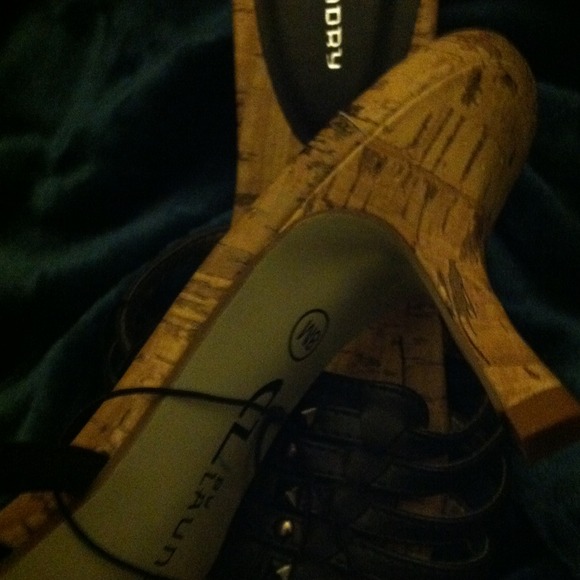 Shoes - Picture 3 of 4