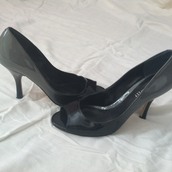 ⭐SOLD⭐Nine West patent leather peep toe two tone - Picture 2 of 2