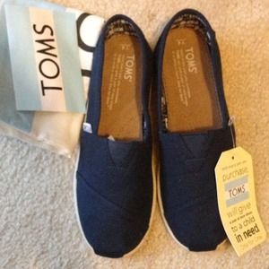 New Toms never been wear, size Y4 navy blue