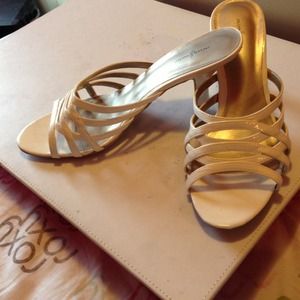 Size 9 1/2 wide Jaclyn smith white heels