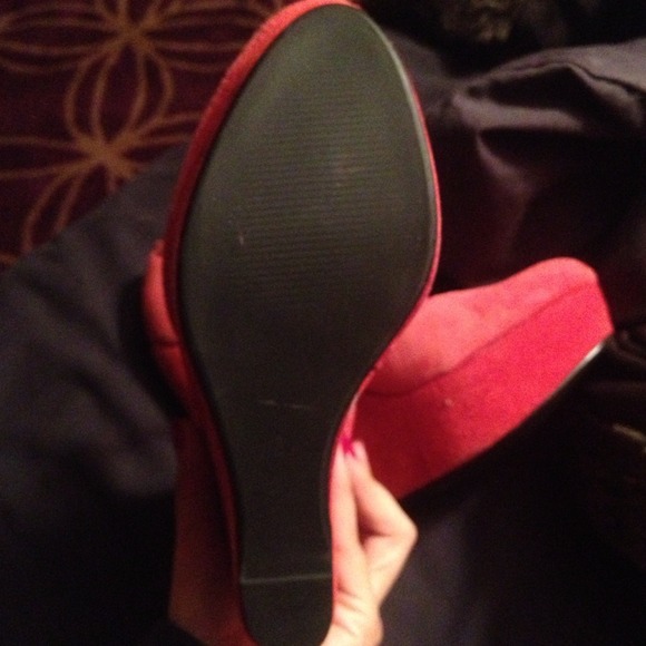 Lovely closed toe red wedges - Picture 2 of 2