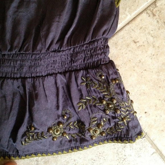 Beautiful shiny flow top - Picture 2 of 2