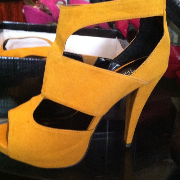 Mustard shoes TRADED