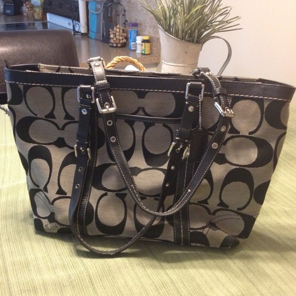 Authentic Coach handbag! Very roomy, good cond!!