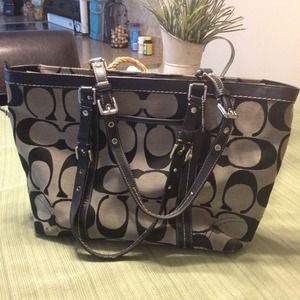 Authentic Coach handbag! Very roomy, good cond!!