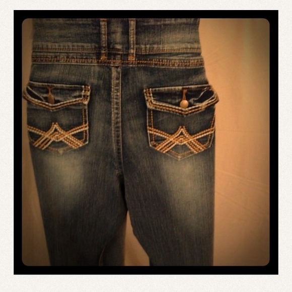 Cute Distressed Jeans 🐝