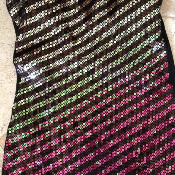 Black top with silver and pink shiny sequins - Picture 2 of 3
