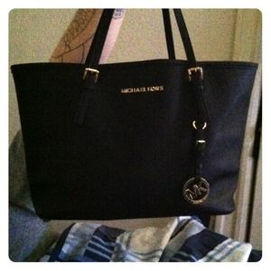 Michael Kors Leather Purse!