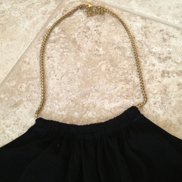 Ruffled Black neck top w neck gold chain express - Picture 3 of 3