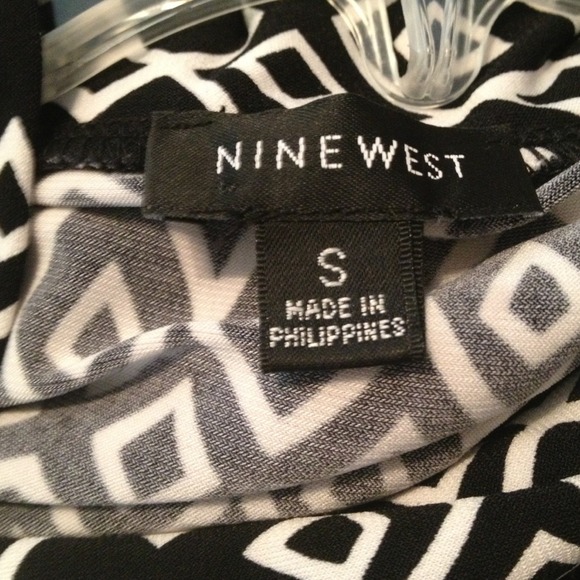 *Reduced*. Black & White sleeveless blouse. - Picture 2 of 3