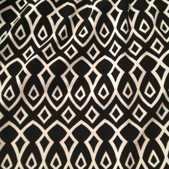 *Reduced*. Black & White sleeveless blouse. - Picture 3 of 3