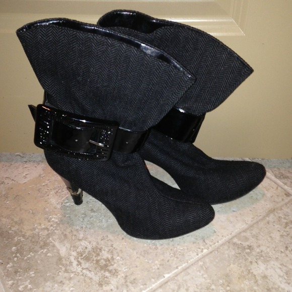 Jessica Simpson black and grey detail boots