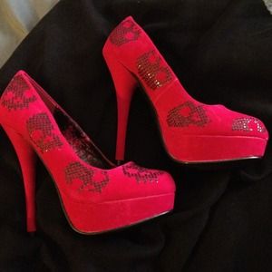 Pink skull pumps