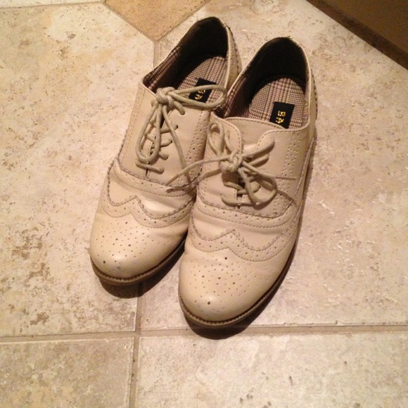 Beige shoes with laces
