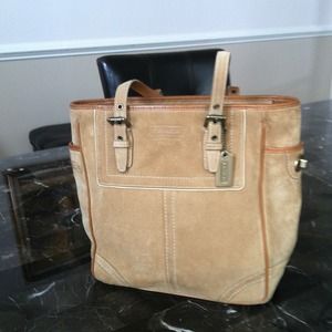 ♻️traded♻️✨Authentic✨Suede coach tote
