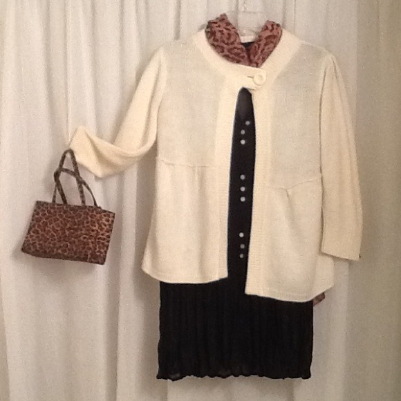 SALE!!Cute cropped baby doll sweater
