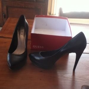 Guess black pumps