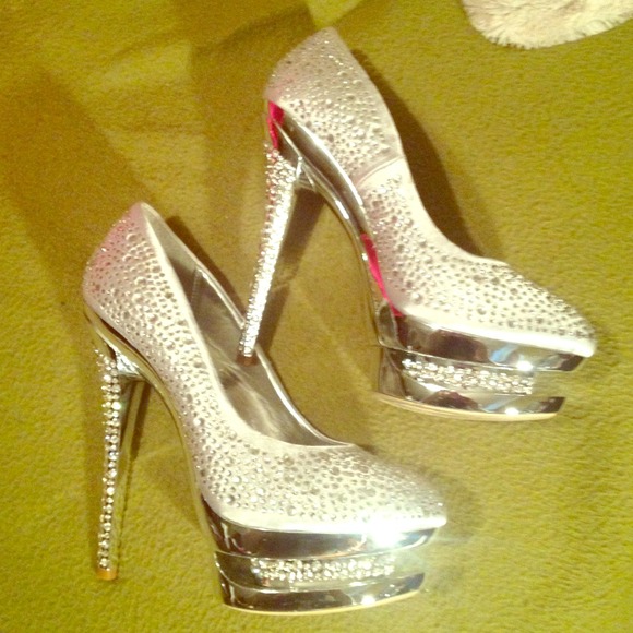 Size 8 Vigo Fiore Silver Studded Shoe