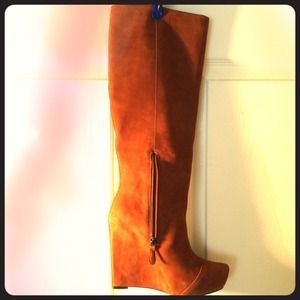 Boutique 9 size 8 Nubuck platform knee high boots
