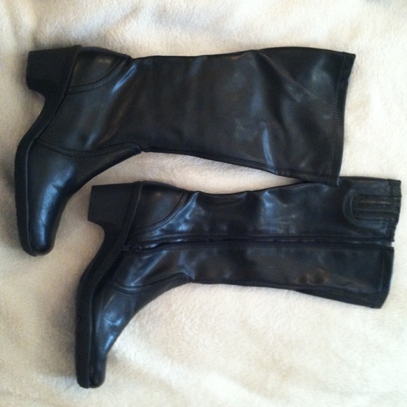 Aerosols black zip up boots