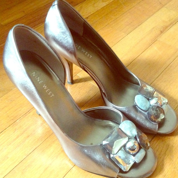 Nine West Peep Toe Pewter Pumps - Picture 1 of 2