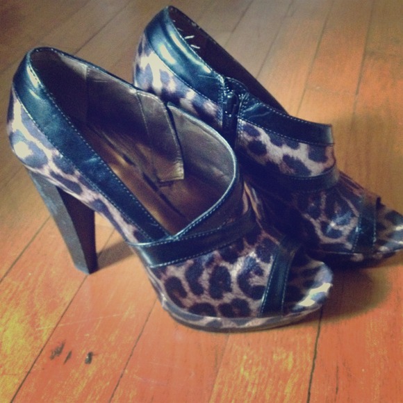 Carlos Santana Peep Toe Leopard Pumps - Picture 1 of 1