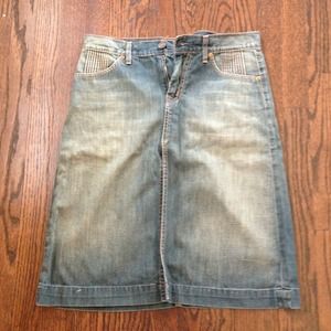 I'm selling this because I no longer wear it.