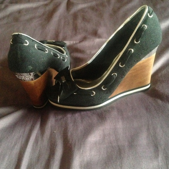 💰SOLD IN BUNDLE💰Guess peep toe wedges
