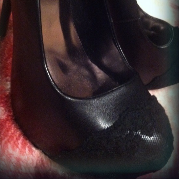 Black heels with lace on front! - Picture 2 of 3