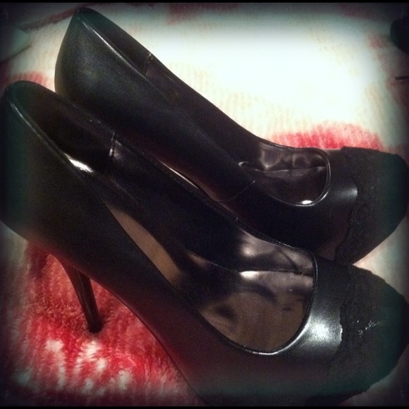 Black heels with lace on front! - Picture 3 of 3