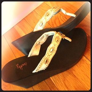 Wedge black & white flip flops