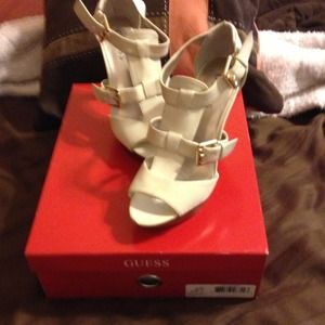GUESS ivory color heels👠