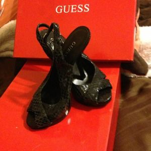 Sequence looking black heels👠