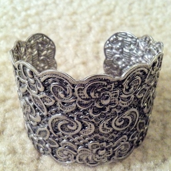 ❌SOLD❌  NWOT stunning silver ALDO brand cuff - Picture 2 of 4