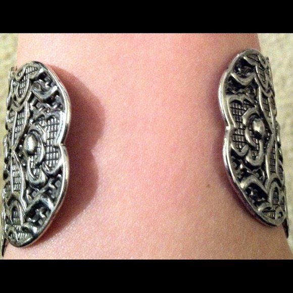 ❌SOLD❌  NWOT stunning silver ALDO brand cuff - Picture 3 of 4