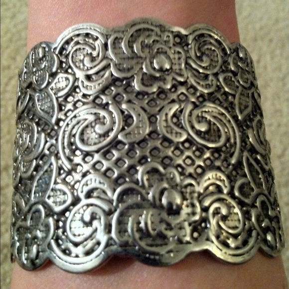 ❌SOLD❌  NWOT stunning silver ALDO brand cuff - Picture 4 of 4