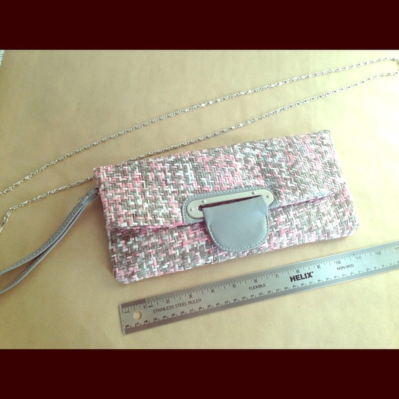 🚫SOLD🚫Handwoven Gray/Pink Clutch
