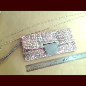 🚫SOLD🚫Handwoven Gray/Pink Clutch