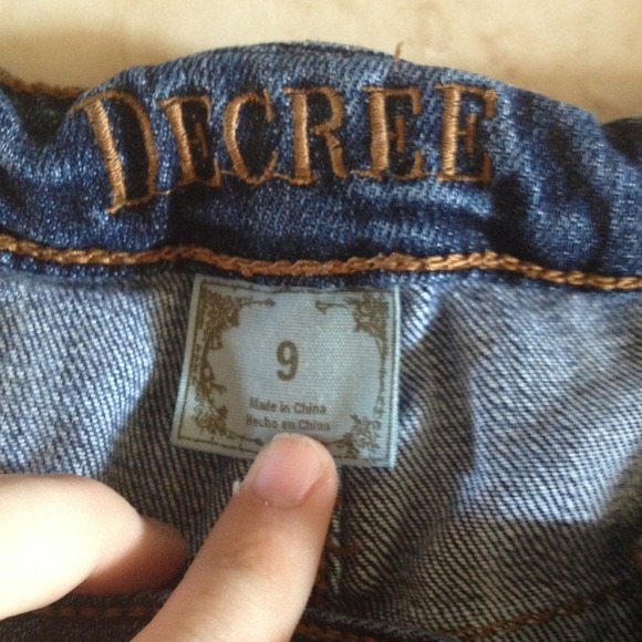 Size 9 Decree Ripped Jeans - Picture 2 of 3
