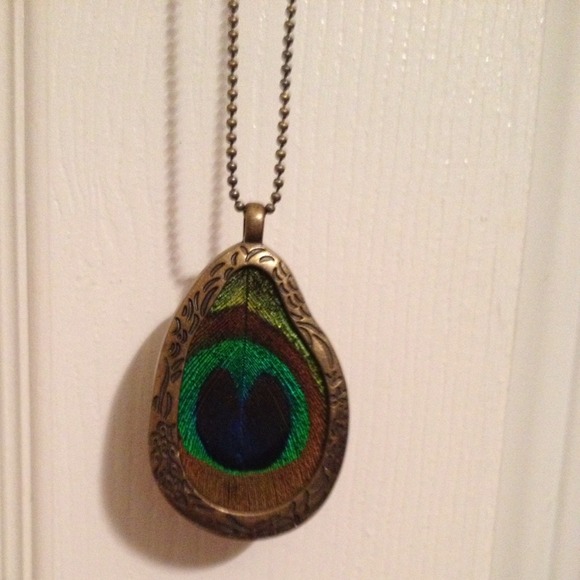 Peacock feather fashion necklace