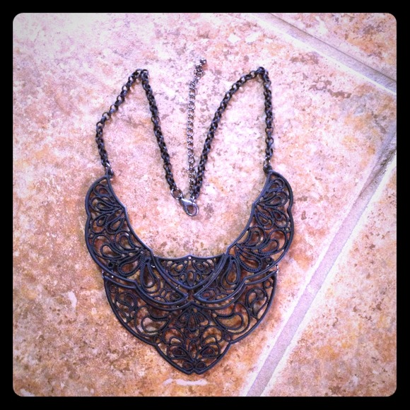 ⚠️SOLD⚠️Bib necklace