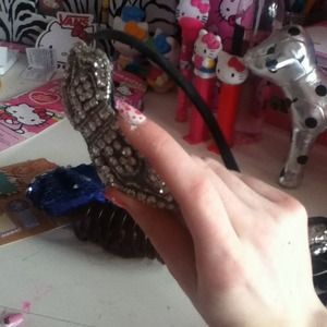 This is a beautiful piece its a beautiful headband