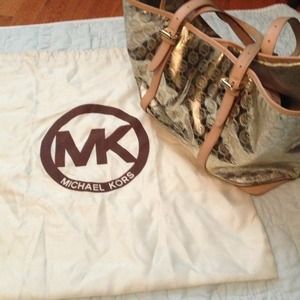 Micheal Kors large handbag RESERVED