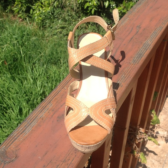 🌹SALE🌹NWOT kelly&katie Tan Wedge - Picture 2 of 2