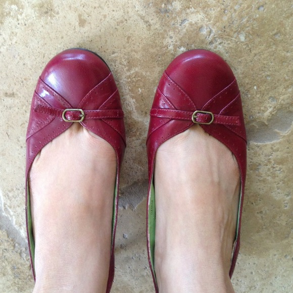 Strappy burgundy shoes