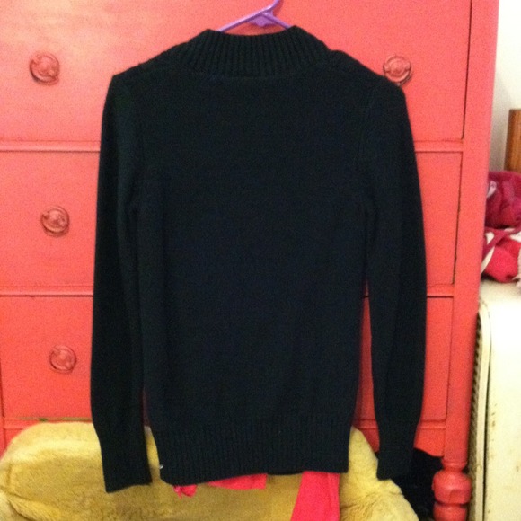 Black sweater with long sleeve pink shirt - Picture 2 of 2