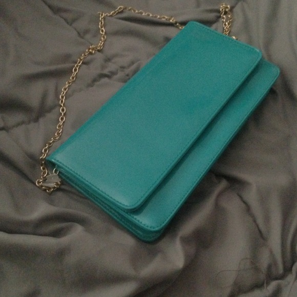 Medium size clutch